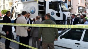 yasli adam cop kamyonunun altinda kaldi jszh4isA.jpg